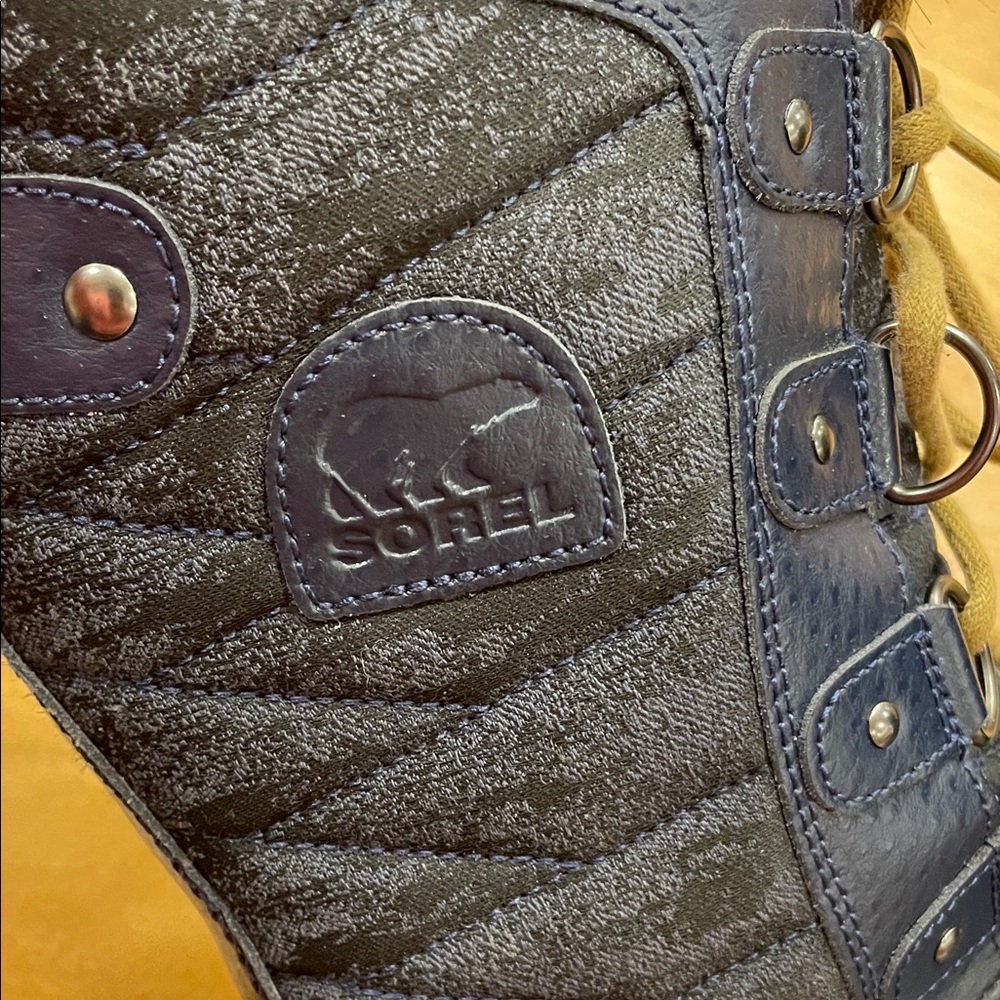 Sorel Navy Blue Black Faux Fur Lace Up Winter Boots Tan Laces Size 8 Waterproof - Picture 2 of 16